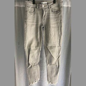 Zara cropped light gray skinny jeans with distressed bottom, women's size 6